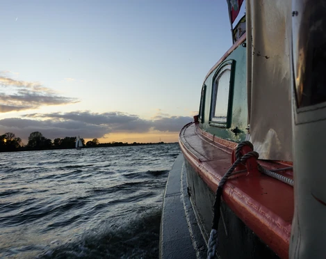 Stadtbarkasse "Piep" auf der Elbe