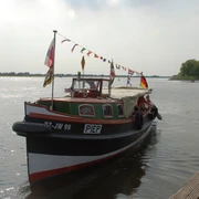 Stadtbarkasse "Piep" auf der Elbe