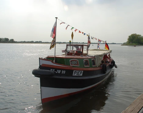 Stadtbarkasse "Piep" auf der Elbe