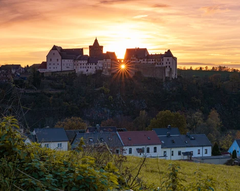 MIL_Sebastian_Rose_Herbst_Sonnenuntergang_655A9693_2019_01.jpg Die Burg Mildenstein bei Leisnig erhebt sich hoch über den Dächern der Stadt bei untergehender Sonne
