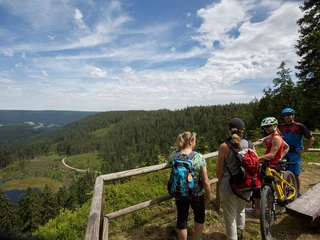 _90A2202_4_Personen_Huzenbacher_Seeblick_Wanderer+Genussbiker_T3_T7_T9