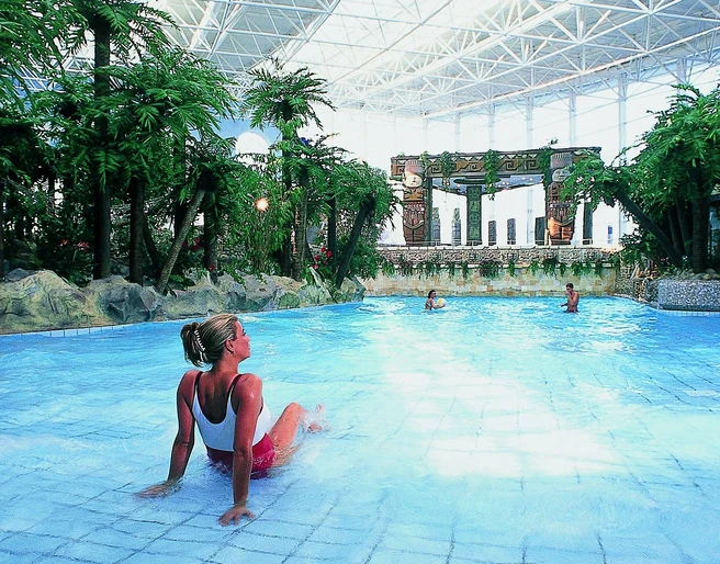 Das Wellenbecken, eine der vielen verschiedenen Wasserattraktionen