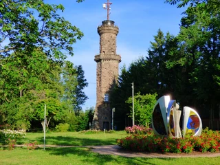 Friedrichsturm mit Duftrosenpark