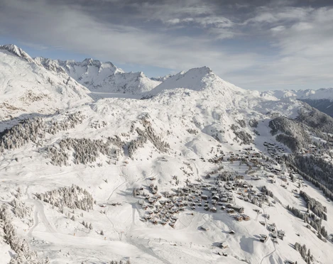 drohnenaufnahmen-aletsch-arena-dennis-brunner-01.jpg Winterstimmung in der Aletsch Arena