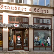 Taschenkaufhaus in der Leipziger Innenstadt - Shopping in Leipzig Blick auf die Fassade und den Eingang des Taschenkaufhauses in dem man hochwertige Taschen kaufen kann