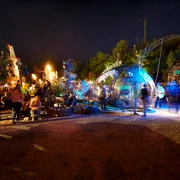 Odonien Nachtszene im Odonien in Köln: Fantasievolle Skulpturen aus Metall und bunte Lichter im Freien.Night scene at Odonien in Cologne: imaginative metal sculptures and colorful outdoor lights.