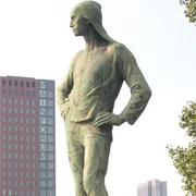 Lastträger Hafenarbeiter Skulptur