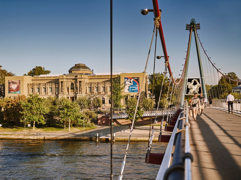 Städel Museum Außenfassade und Holbeinsteg