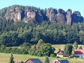 Der Pfaffenstein im Hintergrund