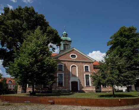Stadtkirche_St.Petri_Aussen_quer_UR3A3611-4.jpg Außenansicht der Stadtkirche St. Petri von vorne mit Eingang, Turm und umliegendem Platz sichtbar