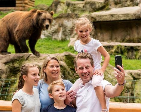 Familien Foto mit Bär im Wildpark Wildpark Lüneburger Heide hat einen Bär