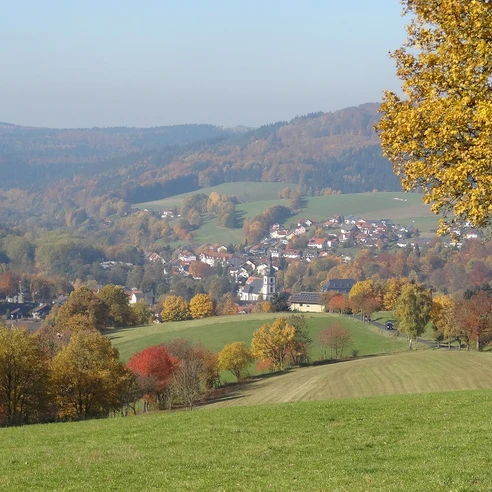 Gersfeld im Herbst: Blick vom Heilklimaweg nach Gersfeld Gersfeld im Herbst: Blick vom Heilklimaweg nach Gersfeld