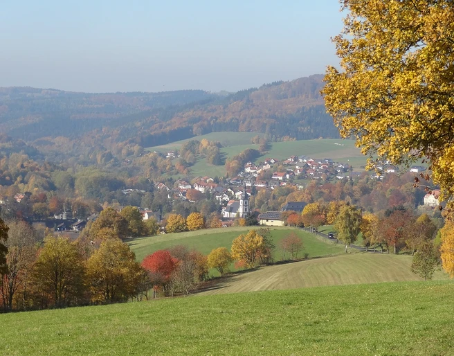 Gersfeld im Herbst: Blick vom Heilklimaweg nach Gersfeld Gersfeld im Herbst: Blick vom Heilklimaweg nach Gersfeld