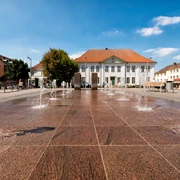 171 - Ratzeburg - Marktplatz.jpg Marktplatz Ratzeburg mit braunen Bodenfliesen und Wasserfontänen
