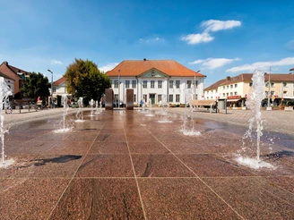 171 - Ratzeburg - Marktplatz.jpg Marktplatz Ratzeburg mit braunen Bodenfliesen und Wasserfontänen