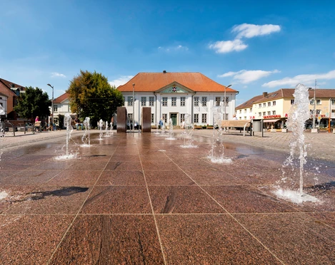 171 - Ratzeburg - Marktplatz.jpg Marktplatz Ratzeburg mit braunen Bodenfliesen und Wasserfontänen