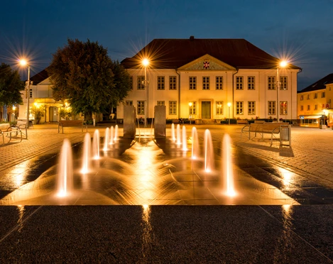 183 - Ratzeburg - Marktplatz Brunnen bei Nacht 1.jpg