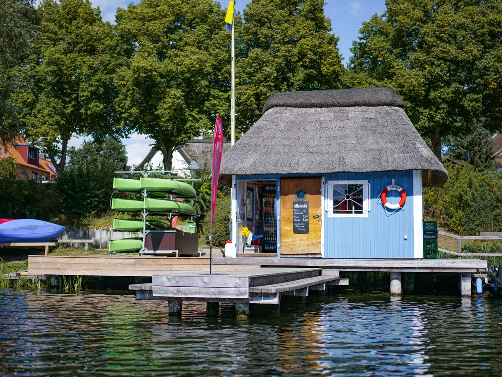 Bootshaus Salem  Blaues Bootshaus Salem mit der Vermietung von Kanus, Kajaks und Tretbooten am Salemer See.