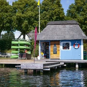 Bootshaus Salem  Blaues Bootshaus Salem mit der Vermietung von Kanus, Kajaks und Tretbooten am Salemer See.