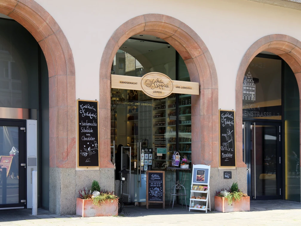 Goldhelm Schokoladen Manufaktur - Einzelhandel in Leipzig Außenansicht des Goldhelm Schokoladen Ladens in Leipzig am Markt