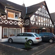 ferienwohnung_bocklet_hausfront2023.jpg Außenansicht des Hauses mit ParkplatzExterior view of the house with parking lot