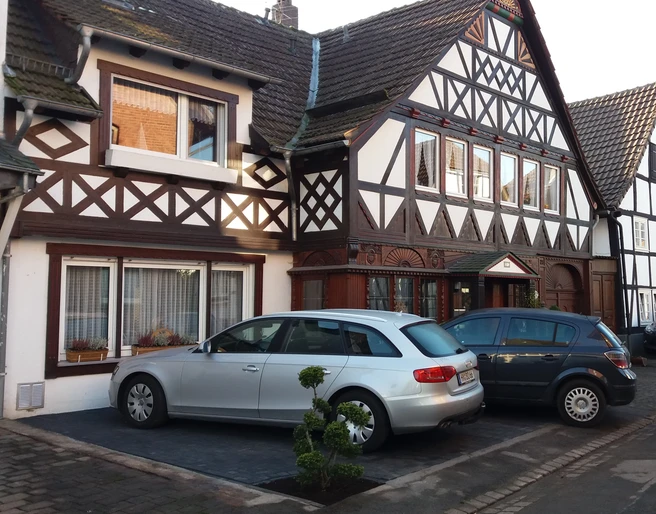 ferienwohnung_bocklet_hausfront2023.jpg Außenansicht des Hauses mit ParkplatzExterior view of the house with parking lot