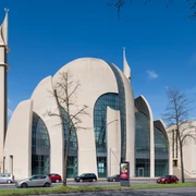 Central Mosque Cologne Hallensäulen und Kuppeldächer prägen die markante Fassade der modernen Kölner Zentralmoschee.Hall columns and domed roofs characterize the striking façade of Cologne's modern central mosque.