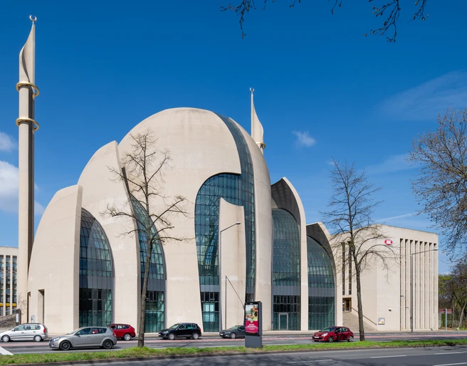 Central Mosque Cologne Hallensäulen und Kuppeldächer prägen die markante Fassade der modernen Kölner Zentralmoschee.Hall columns and domed roofs characterize the striking façade of Cologne's modern central mosque.