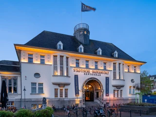 Neptunbad Neptunbad, städtische Badeanstalt im imposanten historischen Gebäude, beleuchtet zur Dämmerung.Neptunbad, municipal bathing establishment in an imposing historic building, illuminated at dusk.