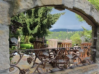 Blick auf die Gartenterrasse in das Tal