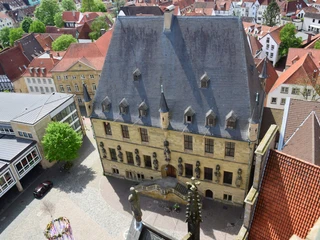 Rathaus des Westfälischen Friedens vom Turm der Marienkirche Luftaufnahme des Rathauses des Westfälischen Friedens in Osnabrück umgeben von historischen Gebäuden.
