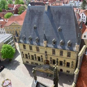 Town Hall of the Peace of Westphalia from the tower of St. Mary's Church Luftaufnahme des Rathauses des Westfälischen Friedens in Osnabrück umgeben von historischen Gebäuden.