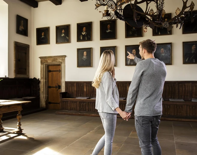 Chamber of Peace in the townhall in Osnabrück Ein Paar betrachtet Porträts im historischen Friedenssaal des Osnabrücker Rathauses.