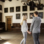 Friedenssaal im Rathaus Osnabrück Ein Paar betrachtet Porträts im historischen Friedenssaal des Osnabrücker Rathauses.