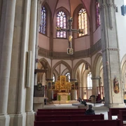 Altar der Marienkirche in Osnabrück Altarraum der Marienkirche in Osnabrück, mit prächtigem Hochaltar und bunten Glasfenstern darüber.