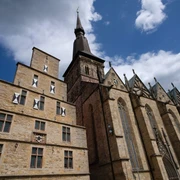 Außenansicht der Marienkirche Osnabrück Die Marienkirche in Osnabrück imponiert mit ihrer gotischen Architektur und dem prächtigen Turm.St. Mary's Church in Osnabrück impresses with its Gothic architecture and magnificent tower.De Mariakerk in Osnabrück maakt indruk met zijn gotische architectuur en prachtige toren.
