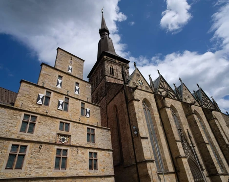 Außenansicht der Marienkirche Osnabrück Die Marienkirche in Osnabrück imponiert mit ihrer gotischen Architektur und dem prächtigen Turm.St. Mary's Church in Osnabrück impresses with its Gothic architecture and magnificent tower.De Mariakerk in Osnabrück maakt indruk met zijn gotische architectuur en prachtige toren.