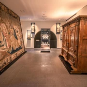 Diözesanmuseum Osnabrück Ausstellungsraum im Diözesanmuseum Osnabrück mit Skulpturen, wertvollem Wandteppich und Holzschrank.Exhibition room in the Osnabrück Diocesan Museum with sculptures, valuable tapestry and wooden cabinet.Tentoonstellingsruimte in het Diocesaan Museum Osnabrück met beelden, waardevol wandtapijt en houten kast.