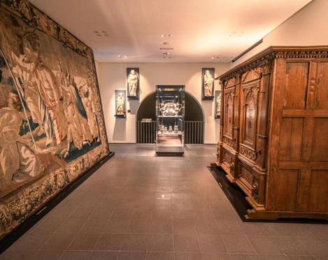 Diözesanmuseum Osnabrück Ausstellungsraum im Diözesanmuseum Osnabrück mit Skulpturen, wertvollem Wandteppich und Holzschrank.Exhibition room in the Osnabrück Diocesan Museum with sculptures, valuable tapestry and wooden cabinet.Tentoonstellingsruimte in het Diocesaan Museum Osnabrück met beelden, waardevol wandtapijt en houten kast.