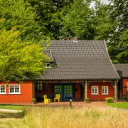Werther-Museum Peter August Böckstiegel-Teutoburger-Wald-Tourismus-D-Ketz-060-CC-BY-SA.jpg Historisches rotes Fachwerkhaus mit ziegelgedecktem Satteldach, umgeben von grünen Bäumen im Sommer.