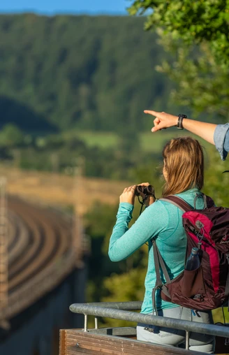 Altenbeken-Viadukt-Teutoburger-Wald-Tourismus-Patrick-Gawandtka-014.jpg Ein Mann und eine Frau schauen mit dem Fernglas auf die Schienen des Viadukts in Altenbeken
