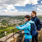 Bad Driburg-Kaiser-Karls-Turm-Teutoburger-Wald-Tourismus-D-Ketz-071.jpg Zwei Wanderer mit Rucksack auf dem Kaiser Karls Turm Bad Driburg