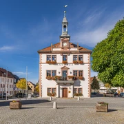 Rathaus am Marktplatz in Geithain Das Bild zeigt das Geithainer Rathaus hinter dem großen gepflasterten Markt, Die fenster sind immer mit reichen Blumenkästen geschmückt.