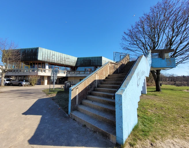 Hallenbad4_Silvana Dust_20230228.jpg Hellblau gestrichener Treppenaufgang zum Hallenbad Aqua Siwa