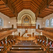 Osnabrück Bergkirche Innenansicht einer historischen Kirche mit hölzerner Empore, prachtvoller Orgel und alten Kirchenbänken.Interior view of a historic church with wooden gallery, magnificent organ and old pews.Binnenzicht van een historische kerk met houten galerij, prachtig orgel en oude kerkbanken.