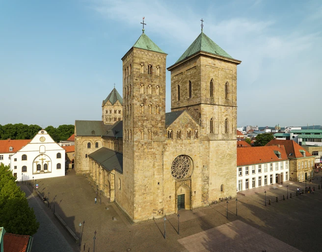 Der Dom zu Osnabrück Der gewaltige Sandstein-Dom St. Petrus in Osnabrück beeindruckt mit romanischen Türmen und gotischem Flair.
