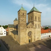 St. Peter’s Cathedral Der gewaltige Sandstein-Dom St. Petrus in Osnabrück beeindruckt mit romanischen Türmen und gotischem Flair.
