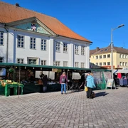 Wochenmarkt_Silvana Dust_28.02.2023.jpg Wochenmarkt in Ratzeburg mit mehreren Verkaufsständen auf dem Platz