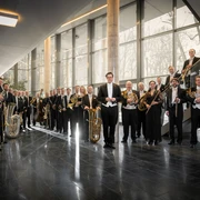 Sächsische Bläserphilharmonie im Foyer Sächsische Bläserphilharmonie mit Instrumenten im Foyer