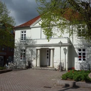 Alte Wache 2.JPG Alte Wache am Marktplatz, weißes Gebäude mit rotem Dach, links und rechts Bäume, davor Platz und Gehwege